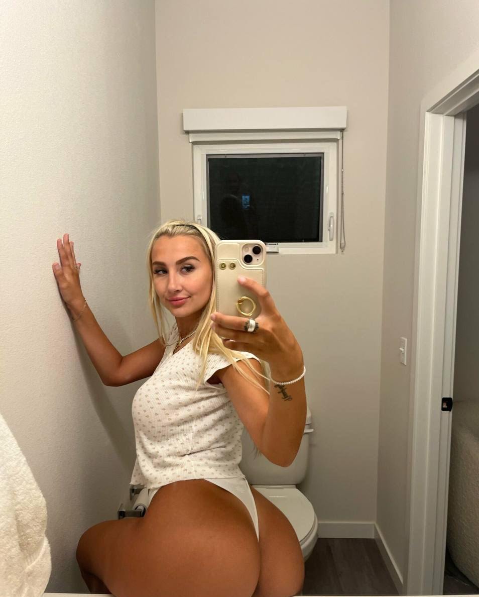 xomorriis onlyfans below