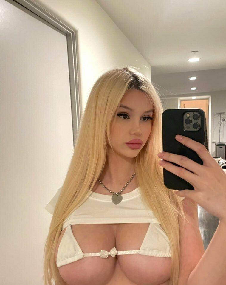 chIoee onlyfans below