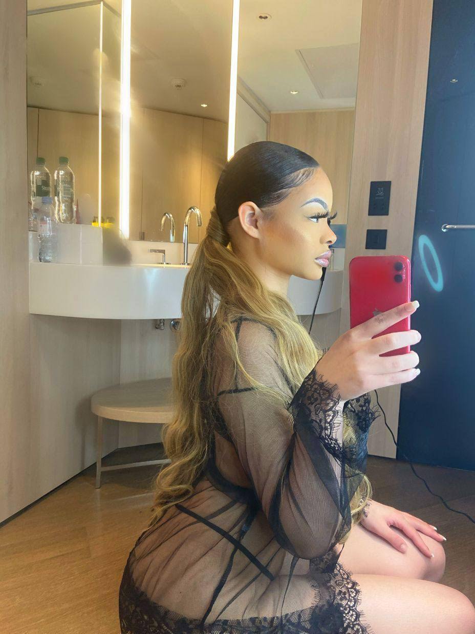 zoeesimmss onlyfans below
