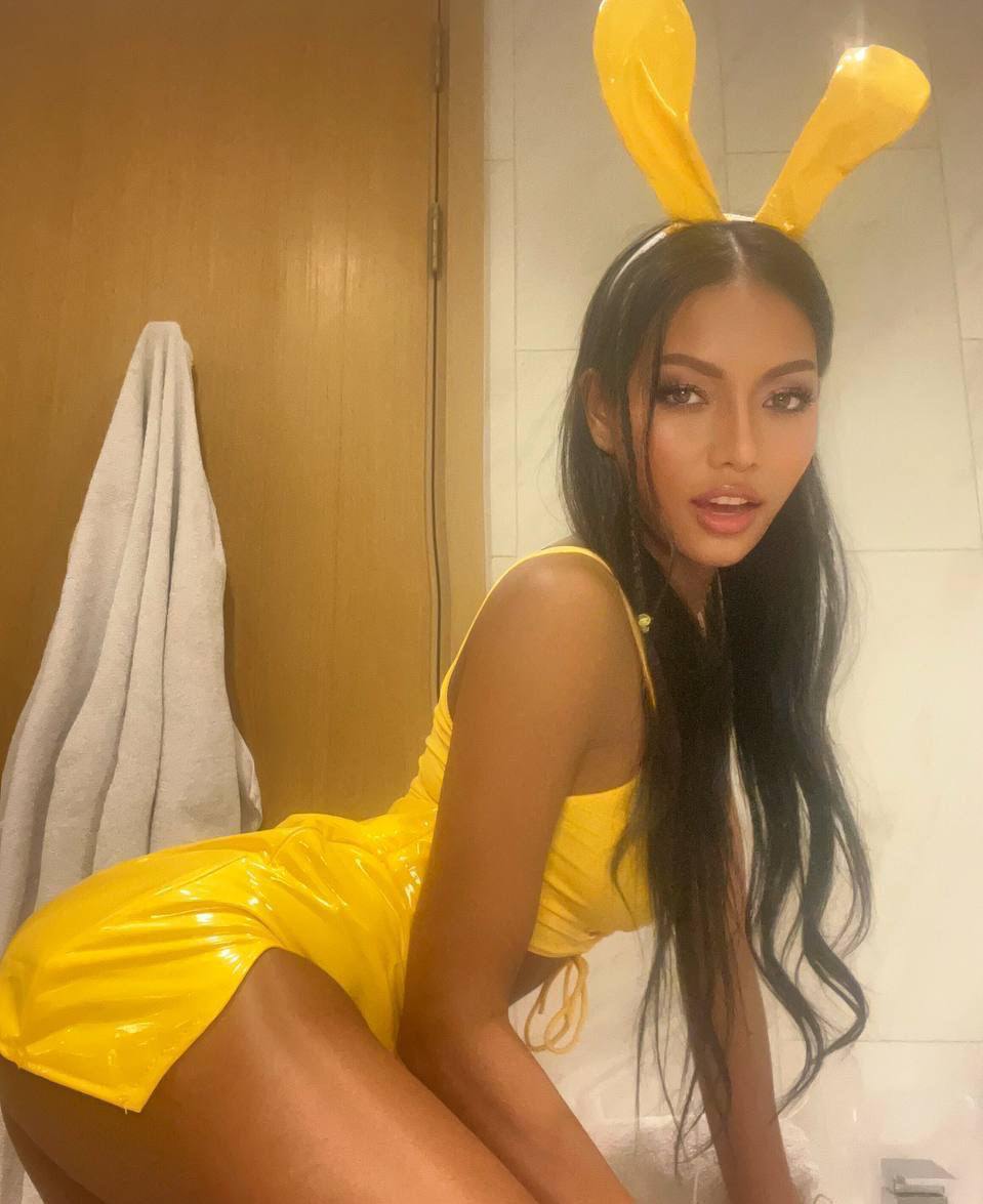 chIoeesatt onlyfans below