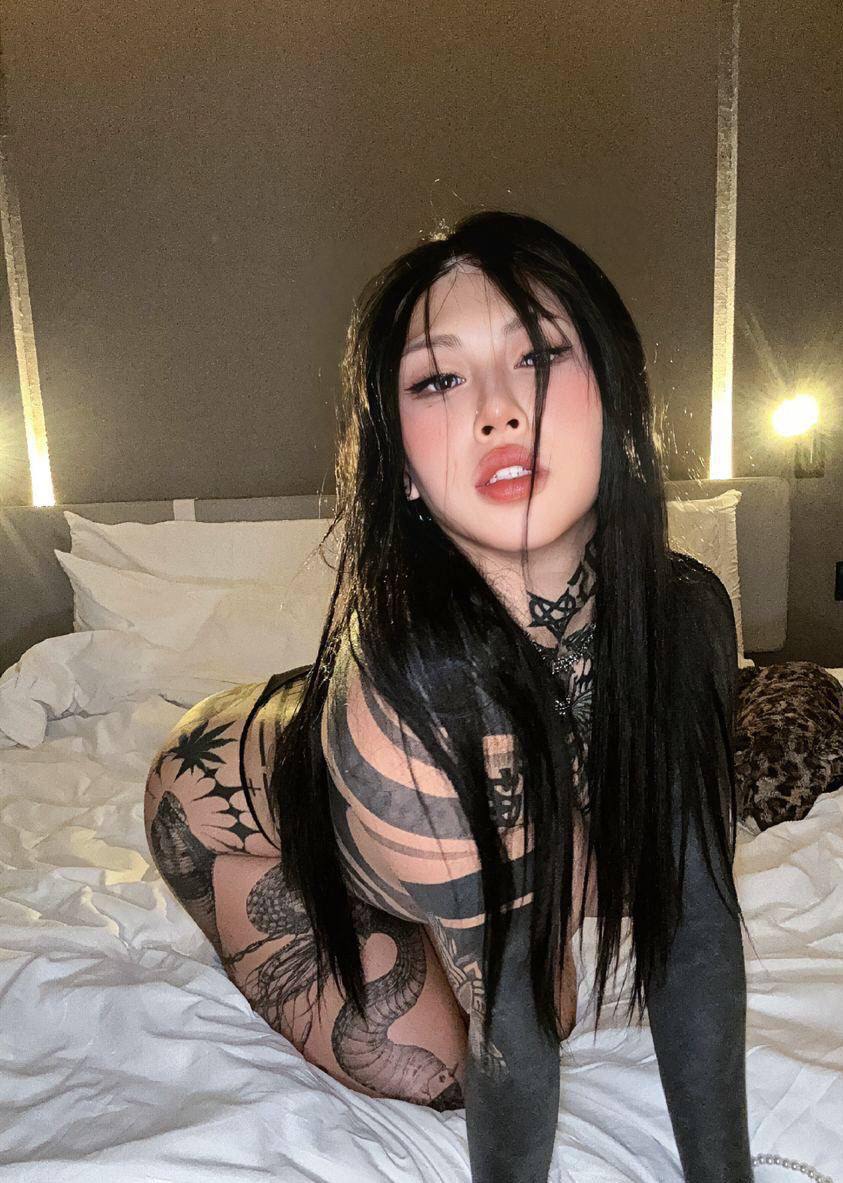 biiggcatt onlyfans below