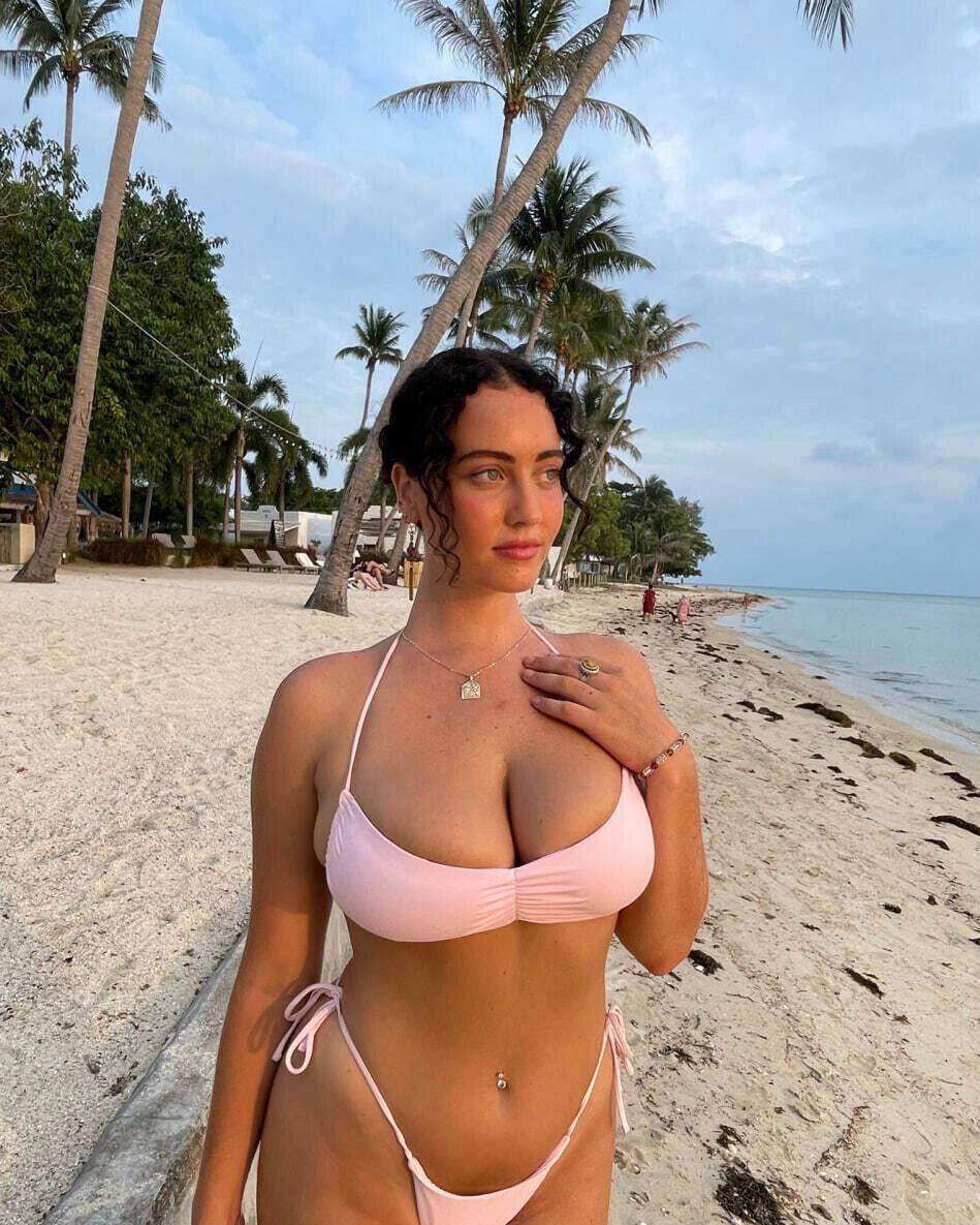 OnndiineeMiirrossch onlyfans below
