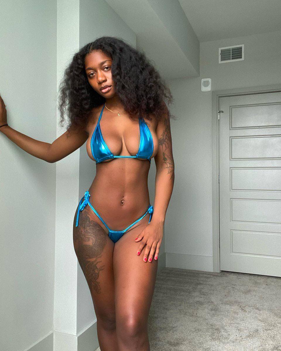 siinbodyy onlyfans below