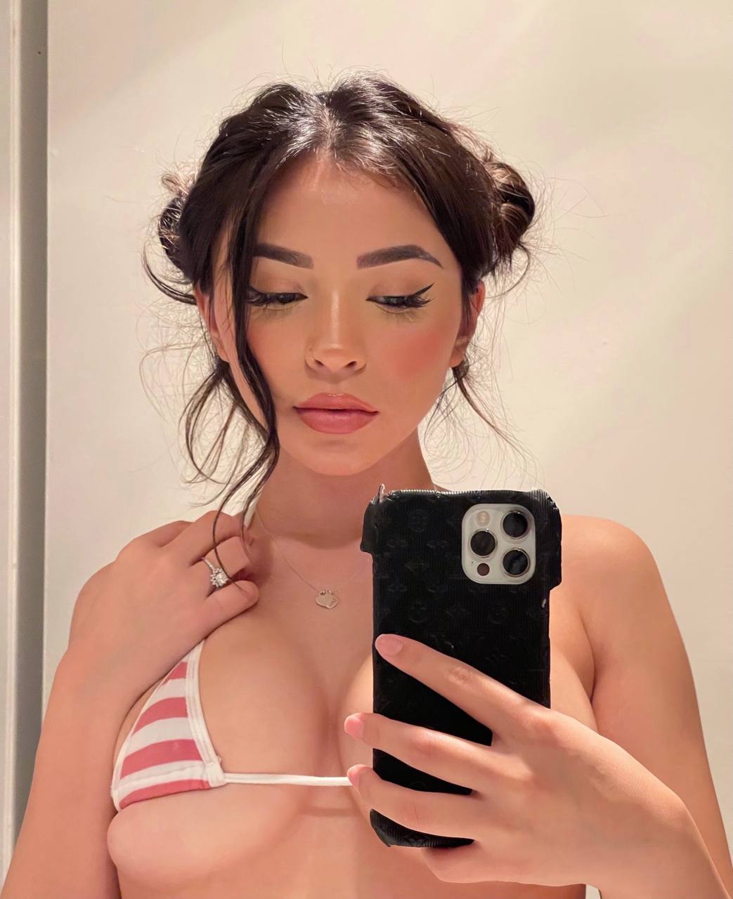 Iyysaa onlyfans below